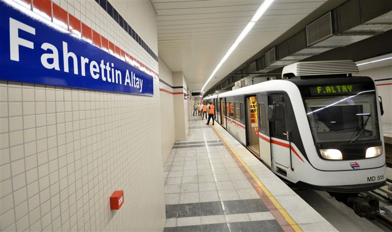 İzmir Metro İstasyonu