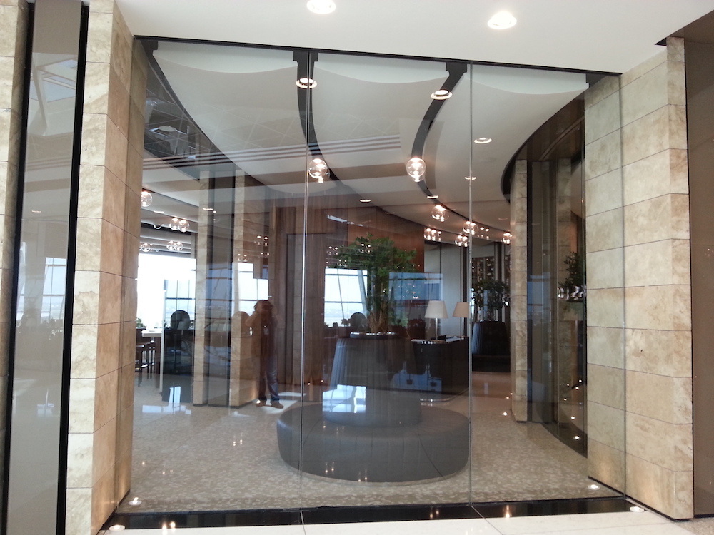 كسوات الجدران الزجاجية والفواصل